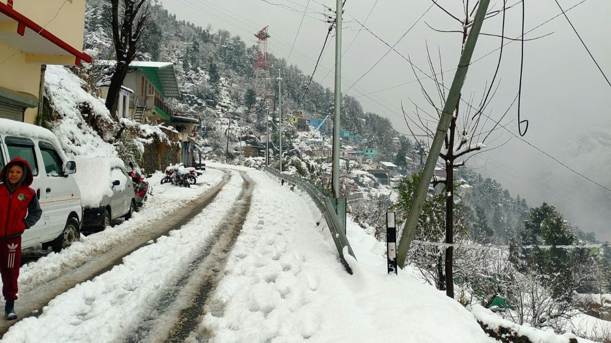 पहाड़ों पर भारी बर्फबारी